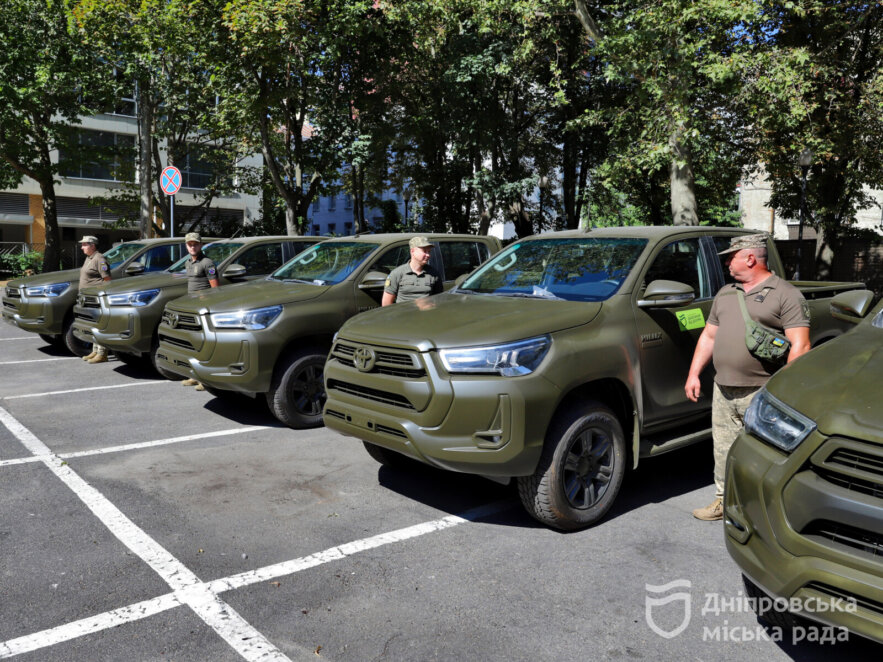 Нові позашляховики «Toyota», тепловізори і техніка: Дніпро доправив військовим чергову партію оснащення