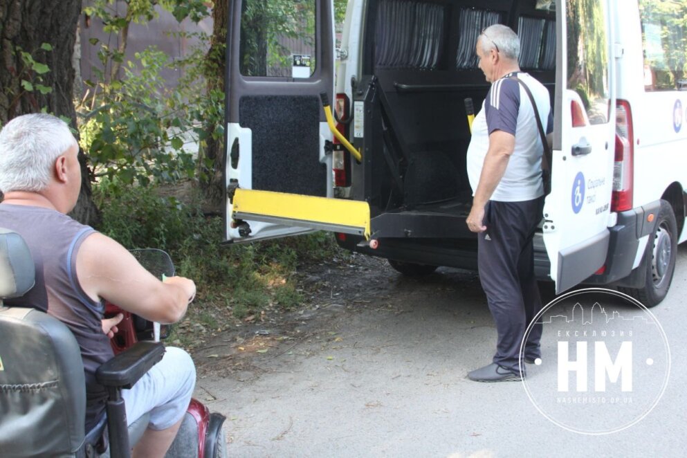 Як людям з інвалідністю у Дніпрі замовити безкоштовну поїздку у «Соціальному таксі»   