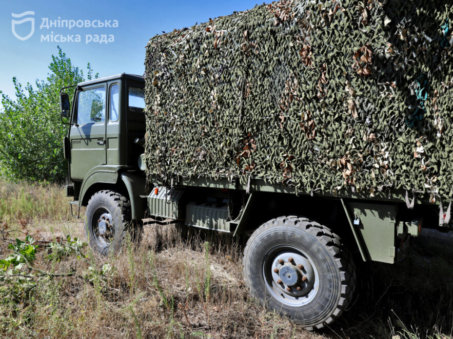 Дніпро доправив на фронт вантажівки, обладнані як пересувні ремонтні майстерні