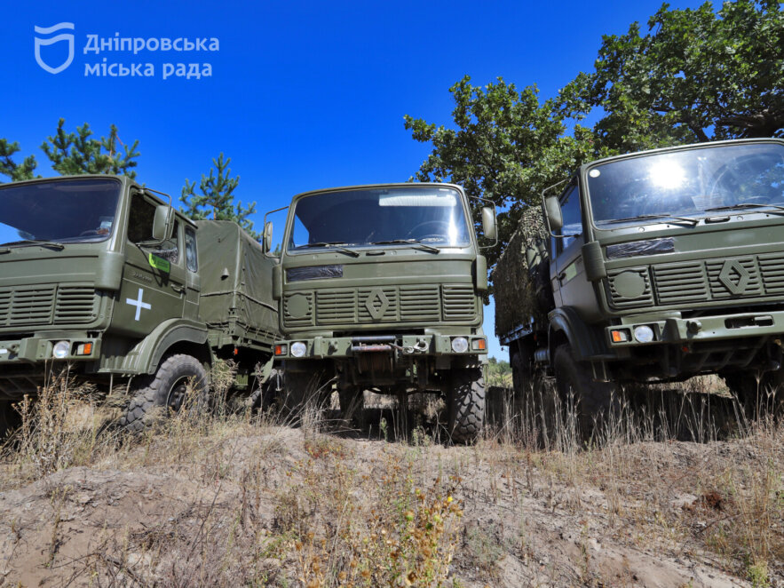 Дніпро доправив на фронт вантажівки, обладнані як пересувні ремонтні майстерні