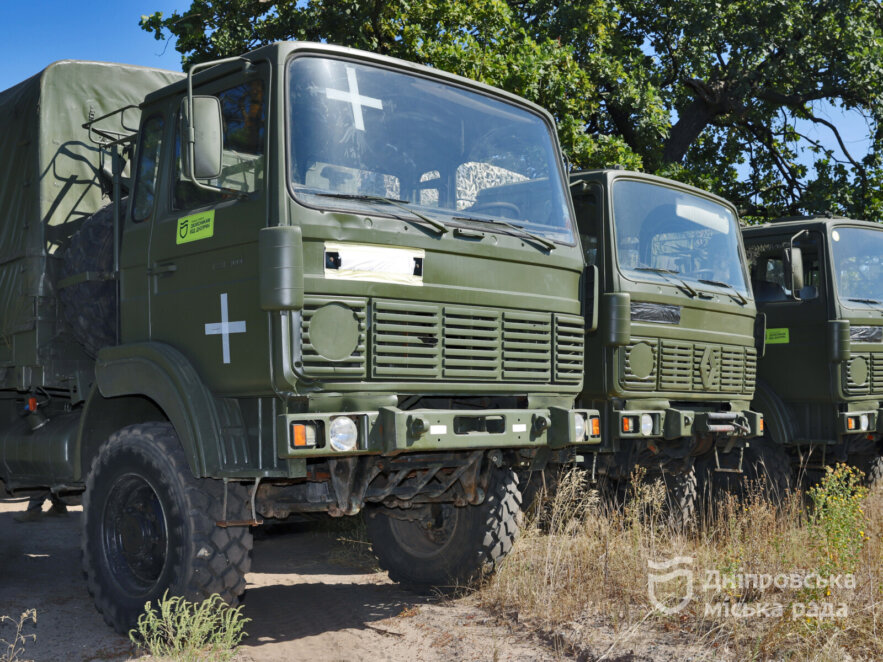 Дніпро доправив на фронт вантажівки, обладнані як пересувні ремонтні майстерні