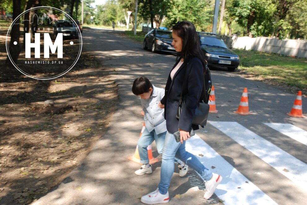 Для безпеки школярів, батьків та вчителів: у Дніпрі оновлюють пішохідні переходи біля навчальних закладів