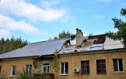 Оновлення покрівлі всього за три дні: у Дніпрі відремонтували дах будинку після обстрілів