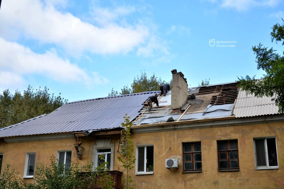 Оновлення покрівлі всього за три дні: у Дніпрі відремонтували дах будинку після обстрілів