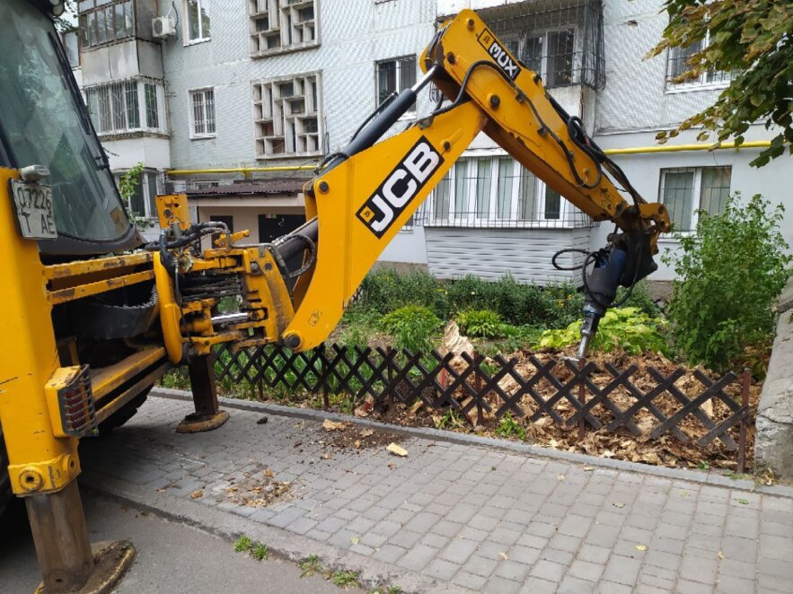 Новини Дніпра: Ліквідація аварійних дерев та пеньків у Дніпрі