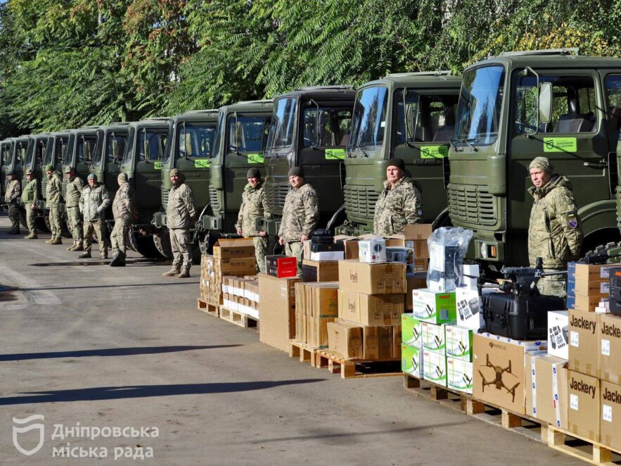 «Знову вибух. Наша відповідь»: Філатов показав велику партію вантажівок і техніки на 25 млн грн, яку Дніпро доправив бійцям на передову