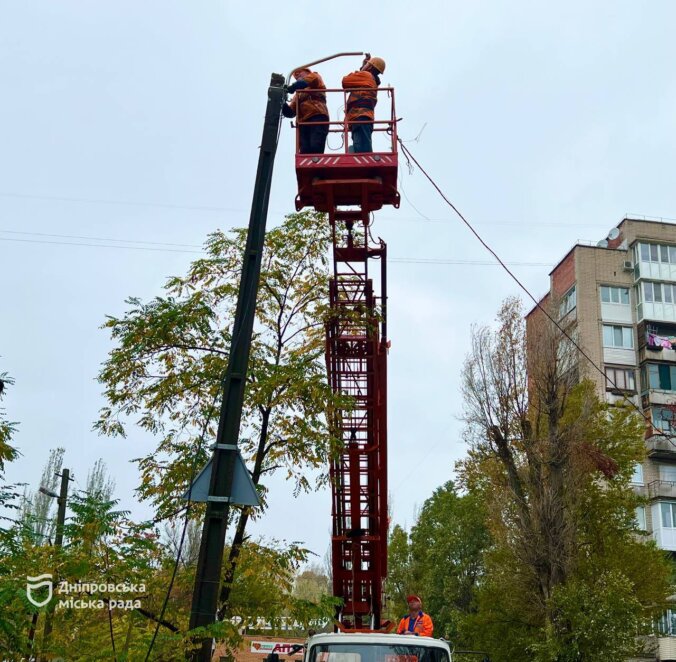 Модернізація зовнішнього освітлення: у Дніпрі монтують нові LED-світильники, кронштейни, кабельну лінію 