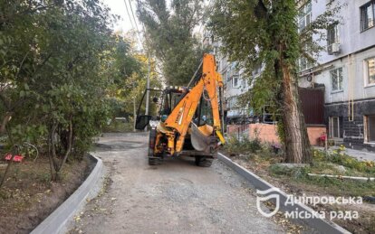 Ліквідація аварійності: у дворах дніпрян тривають ремонти прибудинкових територій