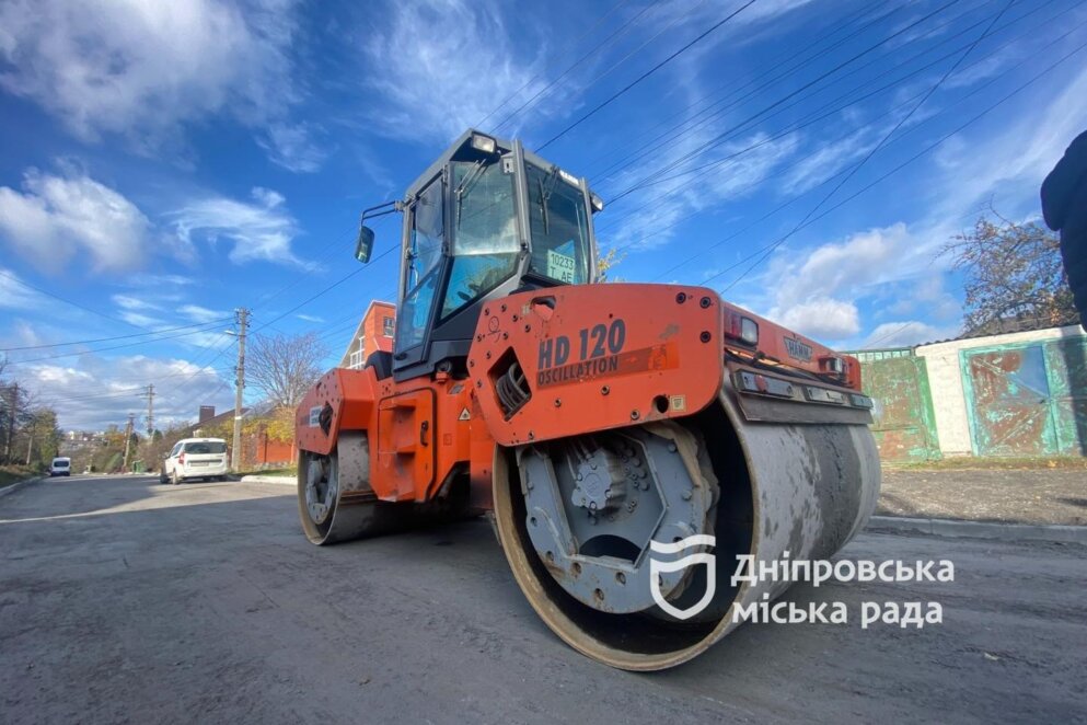 Асфальт для 2 тисяч квадратних метрів: у Дніпрі по вул. Українській ремонтують аварійну дорогу