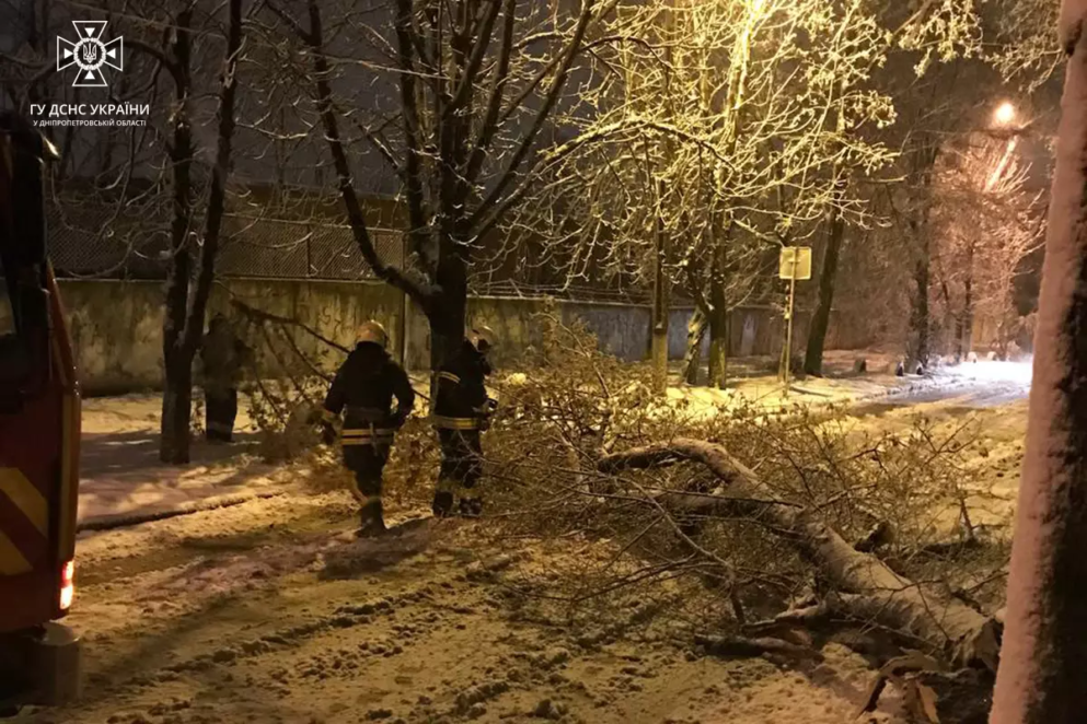 Сніговий апокаліпсис на Дніпропетровщині: рятувальники долають наслідки негоди (фото) 