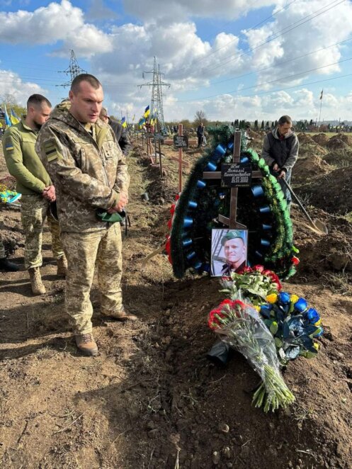 На військовому кладовищі додався ще один прапор: у Дніпрі попрощалися із загиблим Героєм з Луганська