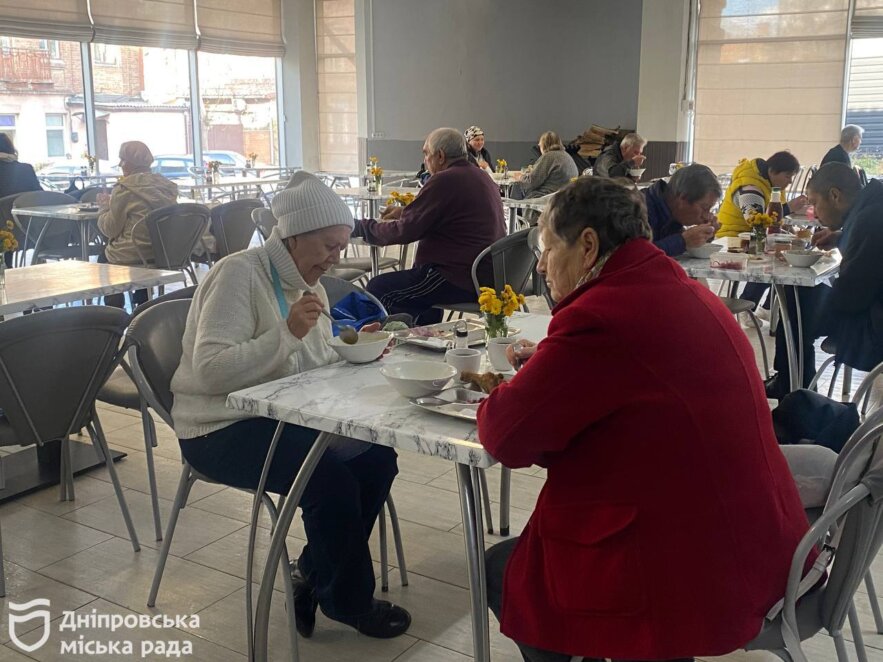 Курка, каша, суп і салат з буряка: Дніпро продовжує надавати безкоштовні поживні обіди ВПО