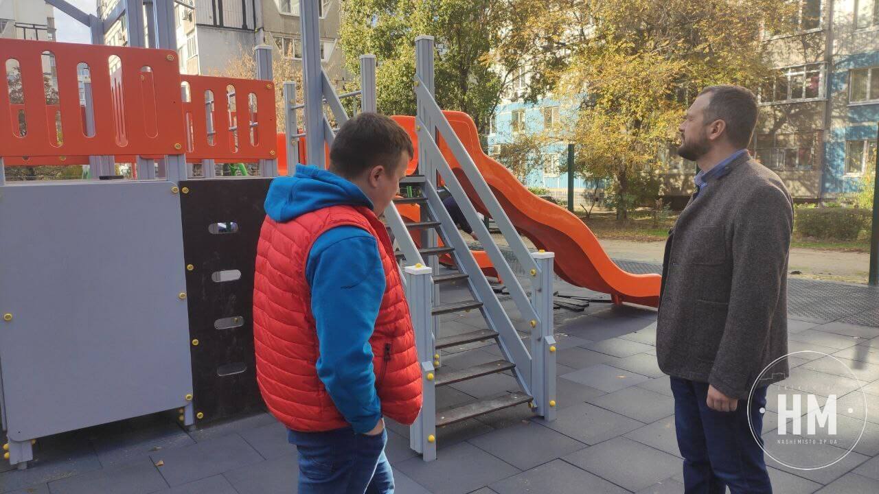 Аварійні гойдалки, трухляві дошки на ігровому комплексі та відсутність воріт для гри у футбол. Це все про майданчики на Донецькому шосе, 121. Після численних скарг та минулорічного обсте-ження він був включений у плани ремонтів на 2023 рік. Перевірити, як проходять роботи та що вже відремонтували, приїхав директор департаменту з питань місцевого самоврядування, внут-рішньої та інформаційної політики Дніпровської міськради Артем Нідєлько, повідомляє сайт «На-ше місто». «Служби міської ради продовжують реагувати на звернення громадян. Люди просять відремон-тувати старі майданчики, які знаходяться в аварійному стані. Загалом з початку 2023 року вже на-дійшло більше 700 подібних звернень. І ми їх розуміємо, адже зараз багато дітей не мають змоги кудись поїхати відпочити і хочеться мати безпечні умови для відпочинку у власному дворі. У цьо-му дворі ми комплексно відремонтували дитячий майданчик, тренажери та мультифункціональ-не поле для командних видів спорту», - зазначив черговий по місту Артем Нідєлько. Півтора роки Катерина разом з двома дітьми обходила стороною аварійний дитячий майданчик. Мешканка розповідає, що раніше тут стирчала арматура, бомжі покрали гойдалки, а гірка насті-льки хиталася, що могла впасти в будь-який момент. «У травні я почала писати звернення до міської влади, до депутатів та Громадської ради. Я зібрала підписи і влітку вже розпочали роботи на майданчику. Все роблять чудово. В мене чоловік інже-нер, але зараз воює, і я йому фотографувала як проводять роботи, надсилала фото. Чоловік ска-зав, що роблять все по вищому розряду. Тепер ми задоволені, що все у нас так гарно буде. Тим паче під час війни, діти – це найбільш незахищена верства населення і на них та їхні потреби пот-рібно звертати увагу, аби вони росли щасливими», - розповідає мешканка прилеглого будинку Катерина Пономаренко. Наразі підрядники вже завершили ремонт мультифункціонального поля та тренажерного майда-нчика. Залишилося лише повісити перехоплюючу сітку, аби м’яч не вилітав за огорожу, та вста-новити деякі тренажери і лавки для сидіння. «Ми дуже задоволені, тому що майже 30 років двір був в занедбаному стані, і діти були позбав-лені можливості гратися у нормальному дворі. Але завдяки міським органам влади наш двір стає дуже гарним. Тут завжди гуляло багато дітей, сюди виходять з усіх будинків. І тепер вони будуть гратися в безпечних умовах», - говорить голова правління ОСББ на Донецькому шосе, 121 Борис Островський. А ось на дитячому майданчику роботи ще тривають. Тут вже відремонтували ігровий комплекс та встановили стійки для гойдалок, а також завершують укладання гумового покриття та встанов-лення огорожі навколо майданчика. «Улаштування огорожі на дитячому майданчику – це побажання батьків, аби діти безпечно гра-лися. Далі встановимо гойдалку-балансир, карусель, навісимо гойдалки та встановимо інші еле-менти. Є у нас і гарантія: на обладнання - 2 роки, а на ремонтні роботи та улаштування покриття - 1 рік. Роботи на Донецькому шосе завершимо до кінця тижня», - зазначає директор КП «Розвиток територій міста» Олександр Чуб. З початку 2023 року у Дніпрі вже відремонтовано 54 майданчики. До кінця року у планах ремонт ще близько 20 комплектів обладнання.
