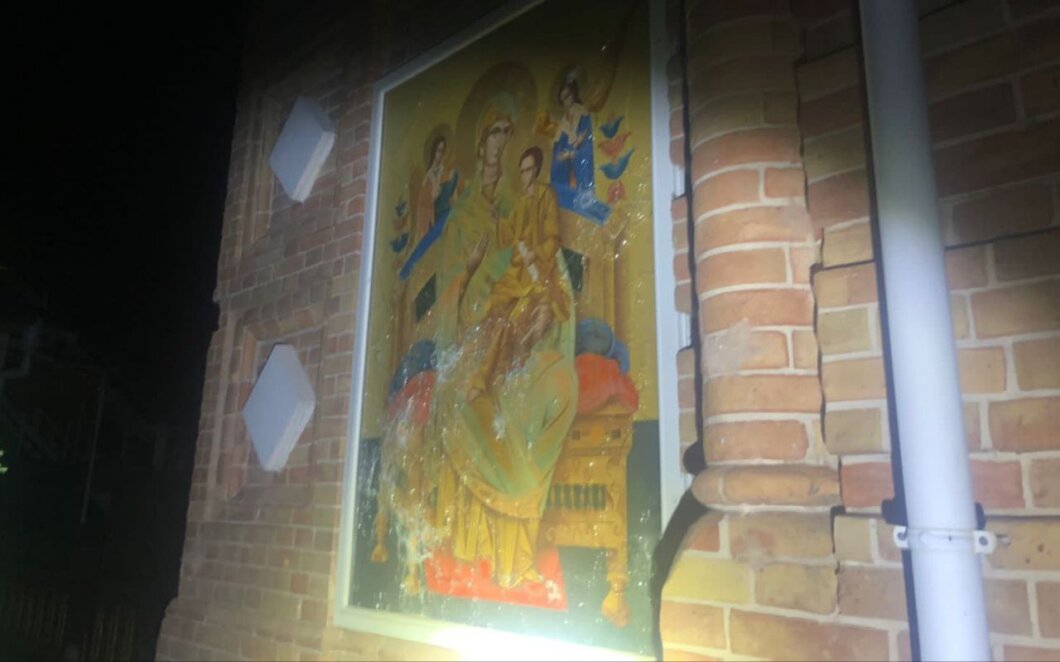 Пошкоджено храм: вночі ворог тричі бив по Нікопольщині з важкої артилерії