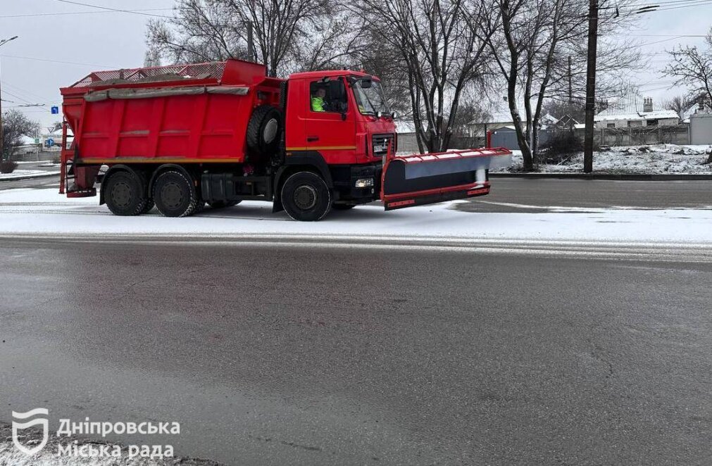 У Дніпрі спецтехніка для підсипання доріг і тротуарів вже працює. Снігопад розпочався о 7-й ранку