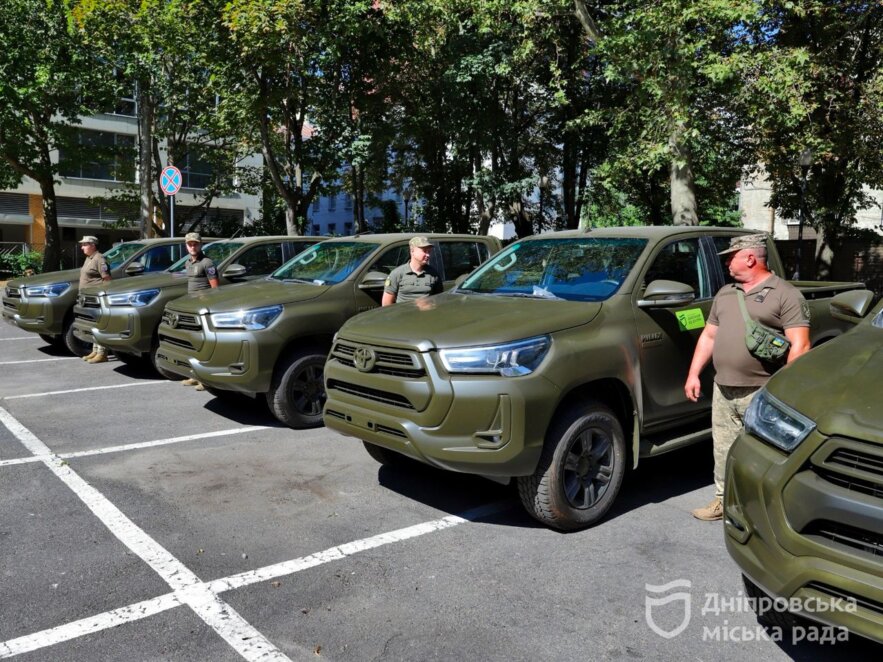 Від початку війни Дніпро доправив на фронт близько 700 автівок та 80 «швидких»