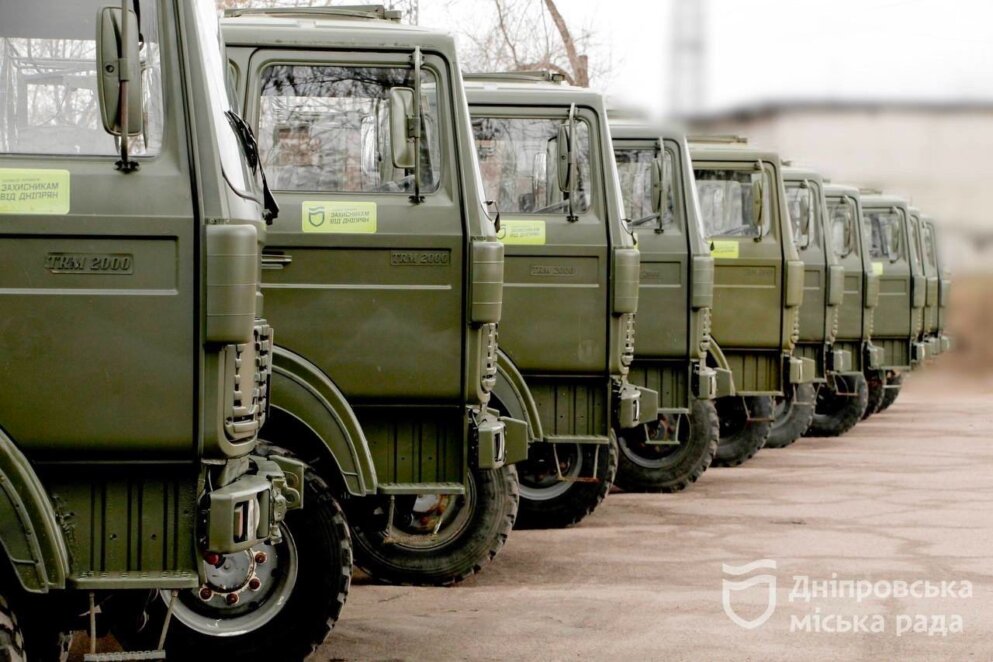 Від початку війни Дніпро доправив на фронт близько 700 автівок та 80 «швидких»