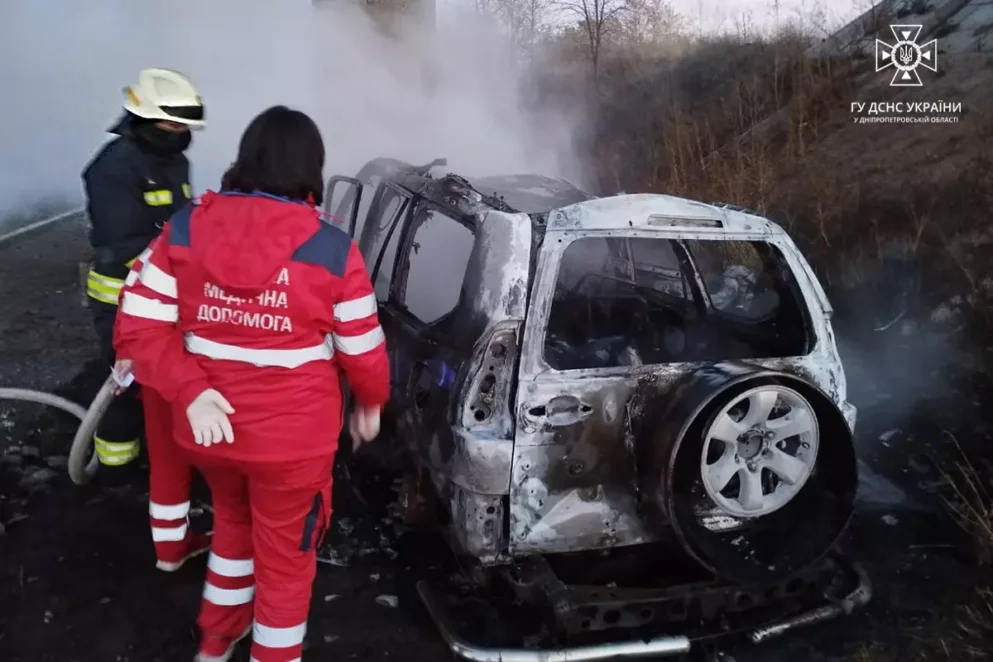 Троє чоловіків загинули у палаючому авто: під Дніпром смертельна ДТП