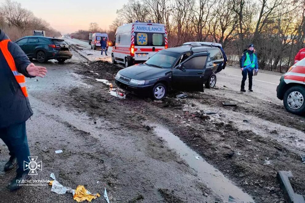 Масштабне ДТП на Дніпропетровщині: шестеро людей травмовано