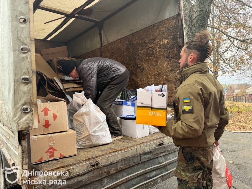 У Дніпрі збирають макулатуру, щоб допомогти ЗСУ: де можна здати (Відео)