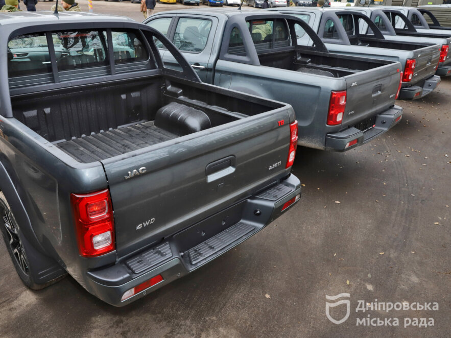 Дрони, пікапи та вантажівки Mercedes Unimog: Дніпро доправив велику партію техніки для Сил оборони