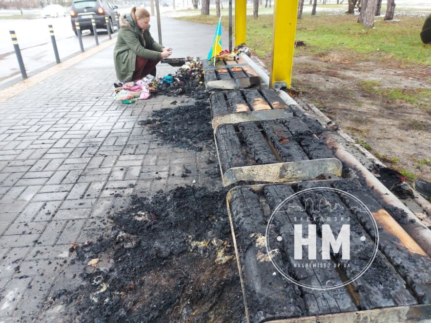 Спалена зупинка «пам'яті» на ж/м Перемога: що говорять в поліції і міськраді