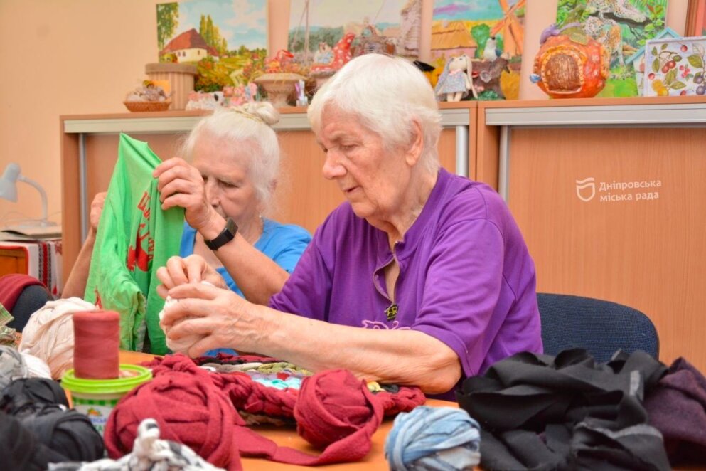 Теплий одяг, маскувальні сітки, спідня білизна: у соцзакладах Дніпра об’єдналися заради допомоги військовим