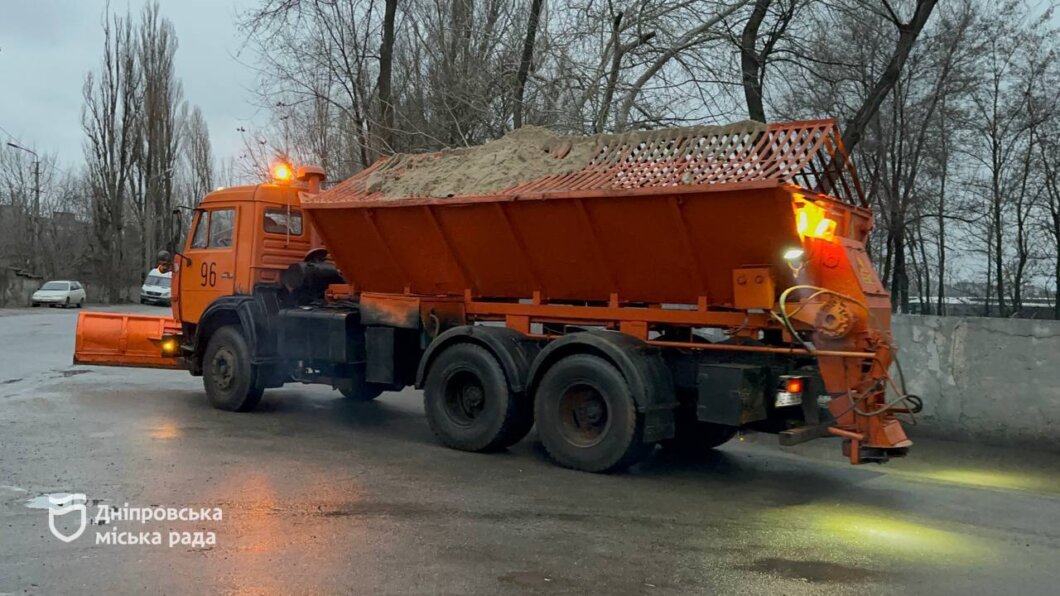 Ожеледь у Дніпрі: водіїв просять надавати перевагу у русі спецтранспорту