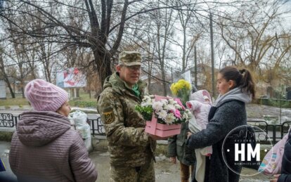 У Дніпрі побратими війського зустріли з пологового його дружину і новонароджену доньку (Есклюзив)