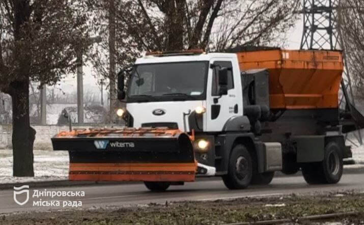 Новини Дніпра: Дороги обробляють від ожеледиці