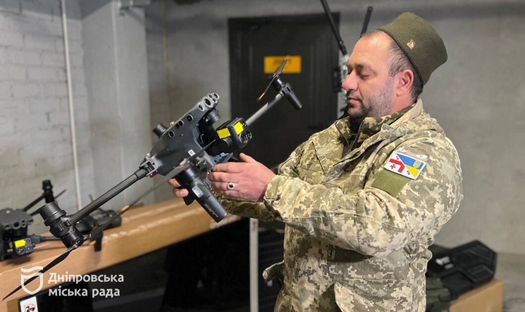 Дрони, антидронові рушниці та телевізійні панелі: Дніпро передав на фронт чергову партію техніки