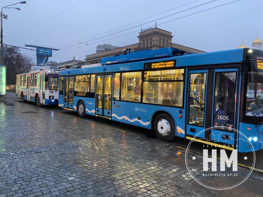 Гірлянди та морозні візерунки на вікнах: у Дніпрі запустили новорічний трамвай та тролейбус