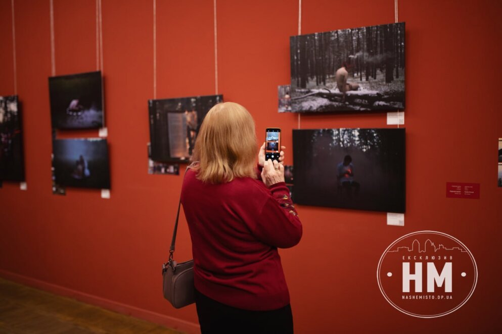 Творчість на мінному полі: у Дніпрі презентували фотовиставку відомої фотографині