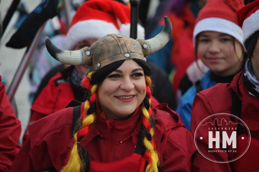 Човни-дракони, чаклуни та вікінги: напередодні Різдва у Дніпрі відбувся костюмований карнавал на воді (Фото)