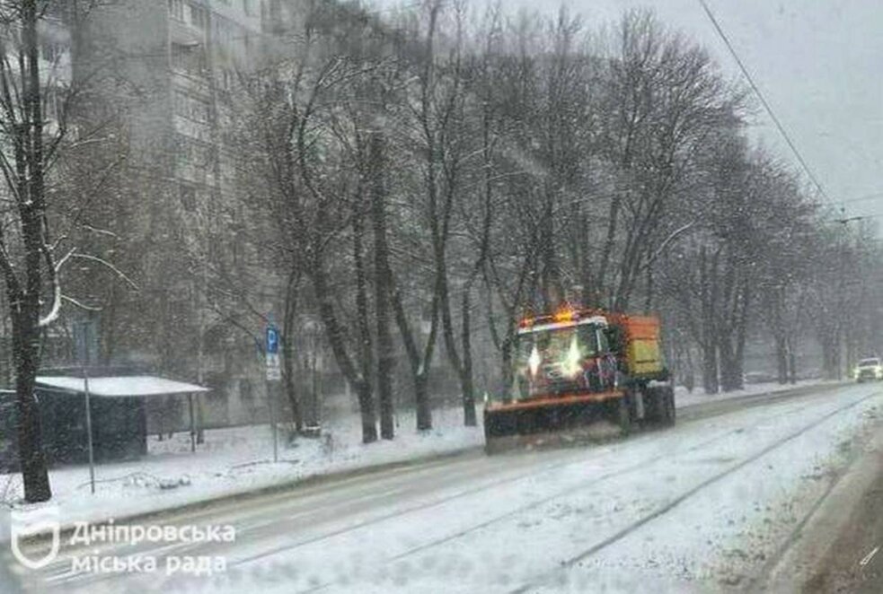 В Днепре оперативно работают коммунальщики, чтобы ликвидировать последствия ненастья. Сразу после начала снегопада на улицы города выехала спецтехника, передает сайт «Наше Місто» со ссылкой на Днепровский горсовет.
Для ликвидации последствий непогоды на улице Днепра, сразу после начала снегопада, выехала спецтехника: 82 единицы посыпной техники с отвалами, 7 погрузчиков, 24 единицы минитехники и 6 самосвалов. Также были привлечены 500 дорожных рабочих для проведения спасательных мероприятий.
Коммунальщики прежде всего заботятся о безопасности дорожного движения на особо опасных участках, а также производят очистку и посыпку тротуаров, бульваров, остановок общественного транспорта и подходов к подземным пешеходным переходам.
Напоминаем, что коммунальщики Днепра просят водителей частного транспорта не мешать работе спецтехники.
