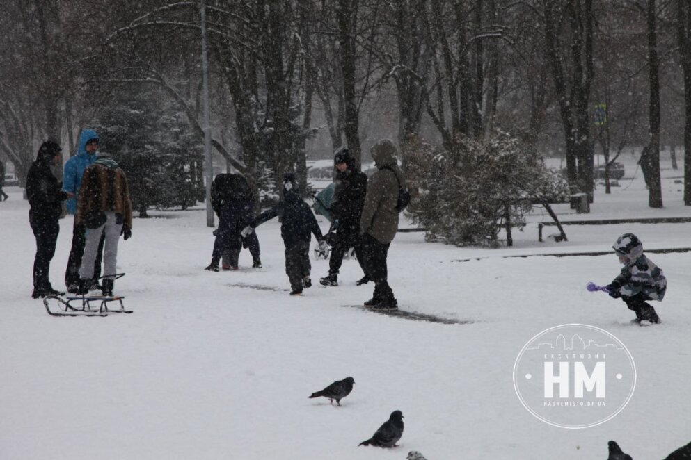 Різдвяна казка на вулицях міста: у Дніпрі мешканці радіють неймовірній зимовій красі (Фото)