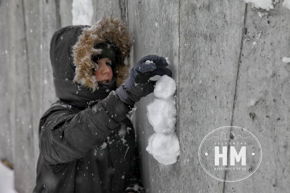 Різдвяна казка на вулицях міста: у Дніпрі мешканці радіють неймовірній зимовій красі (Фото)