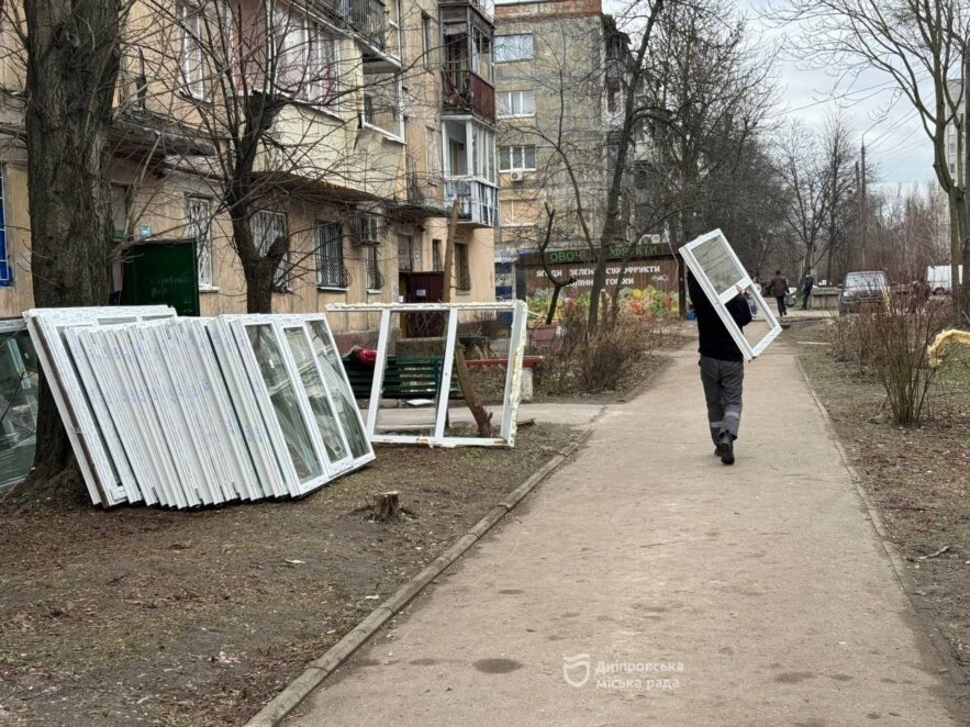 У Дніпрі встановлюють перші 200 вікон після ракетного обстрілу 29 грудня