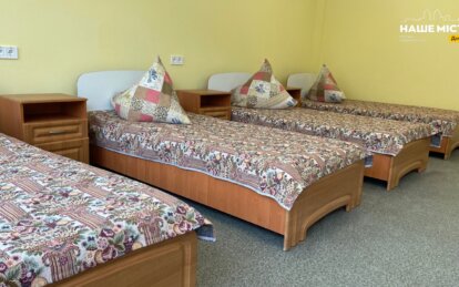 У закладах соціального захисту департаменту соціальної політики завершуються поточні ремонти. Наразі оновлення приміщення у відділі терцентру в Індустріальному районі на фінальному етапі. З 2016 року тут не виконувався ані капітальний, ані поточний ремонти, пише «Наше місто». Оновлення цього приміщення розпочалося в червні 2023 року. Серед виконаних робіт: ремонт кімнат відпочинку для підопічних (кімнат тимчасового проживання ВПО); оновлення кабінетів персоналу відділу (соціальних працівників, психолога, медичних робітників); ремонт приміщень їдальні, кабінетів соціальної адаптації; модернізація санвузлів. Важливою частиною ремонтних робіт стало облаштування відділу для маломобільних громадян: встановлення поручнів, влаштування в холах тактильної смуги з поліуретанових плит, зниження порогів. На сьогодні ці роботи будуть закінчені протягом 2 тижнів.