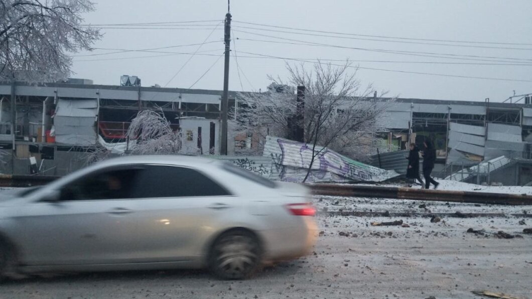 Ракетний удар по Кривому Рогу: пошкоджено ТЦ та понад 20 будинків