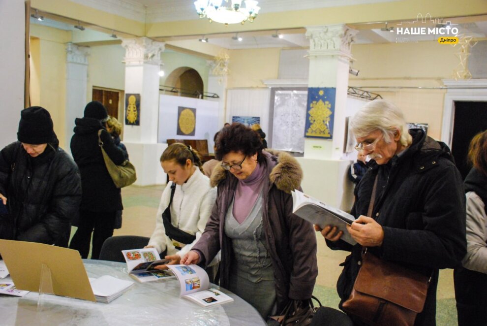 Красені-жуки з папіру: у Дніпровському будинку мистецтв відкрилась виставка витинанок