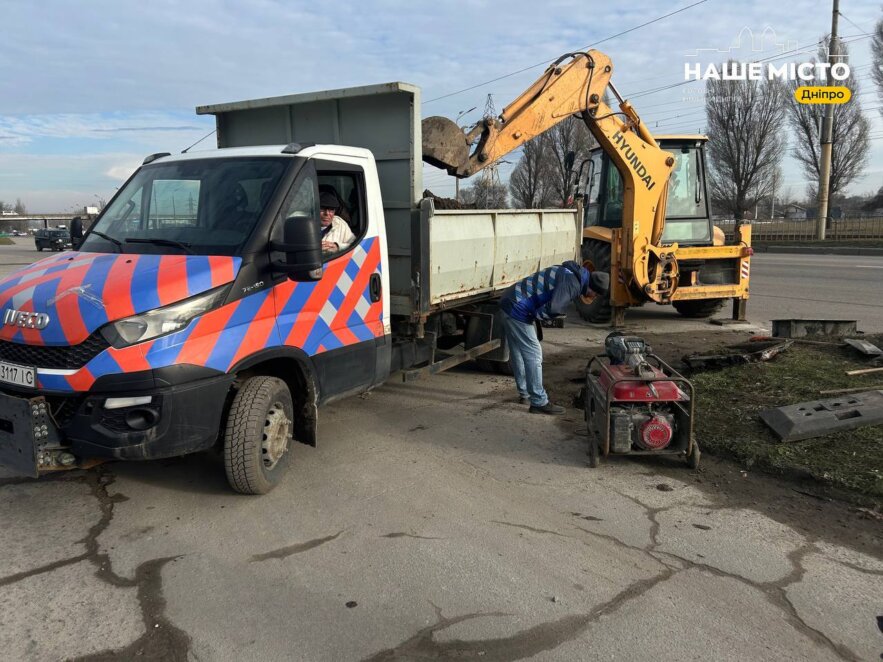 У Дніпрі по вул. Донецьке шосе ремонтують та очищують зливову каналізацію