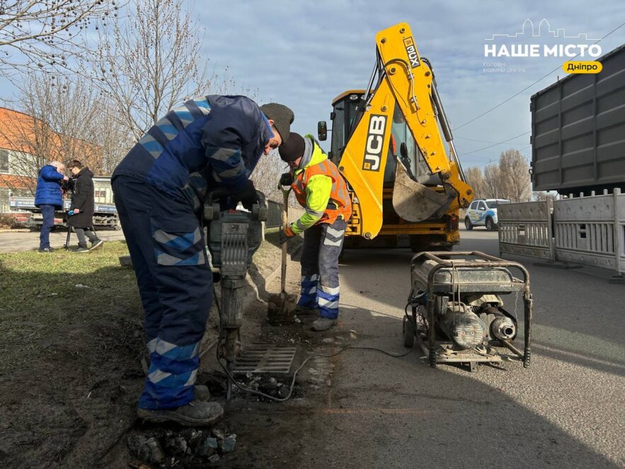 У Дніпрі по вул. Донецьке шосе ремонтують та очищують зливову каналізацію