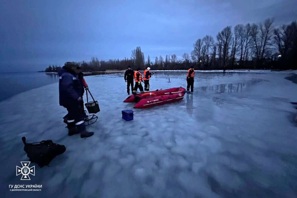 На Дніпропетровщині врятували риблок, які плавали на відірваній кризі посеред річки