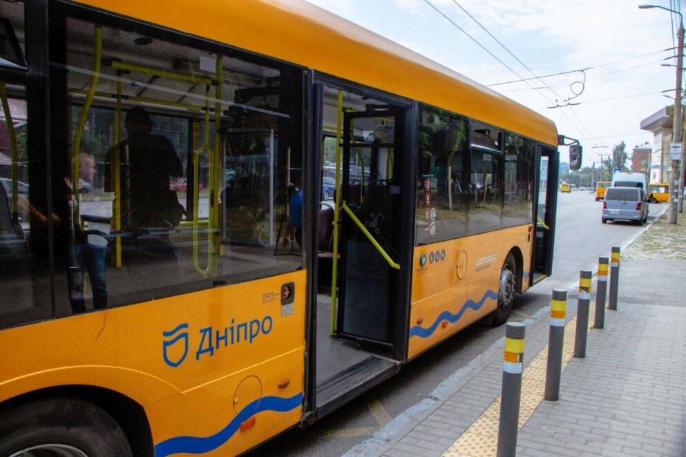 Хотів безкоштовно проїхати на автобусі: у Дніпрі пасажир напав на водія (Відео)