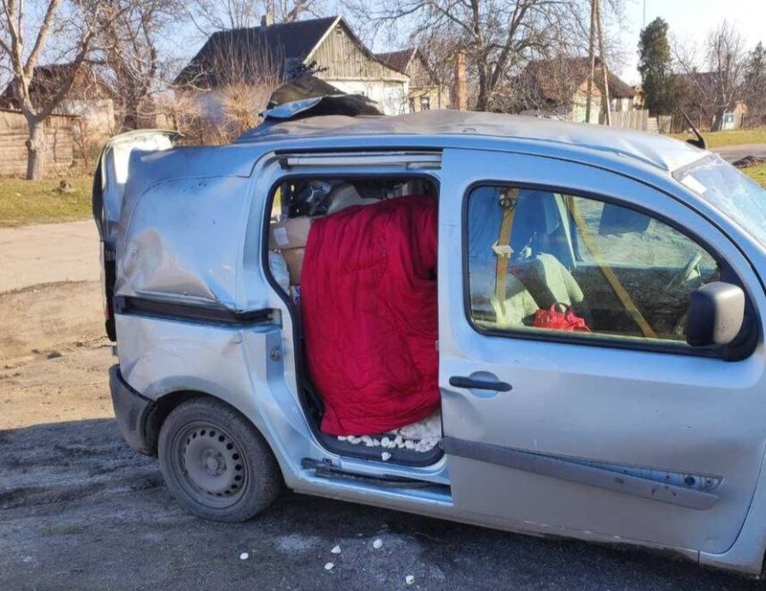 В Днепропетровской области вражеский дрон попал в авто: два человека пострадали